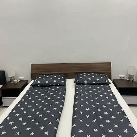 Smart Guesthouse Орадя Экстерьер фото