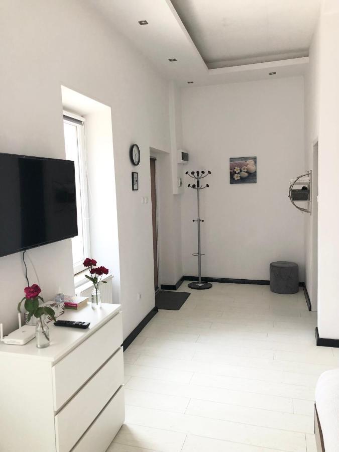 Smart Guesthouse Орадя Экстерьер фото