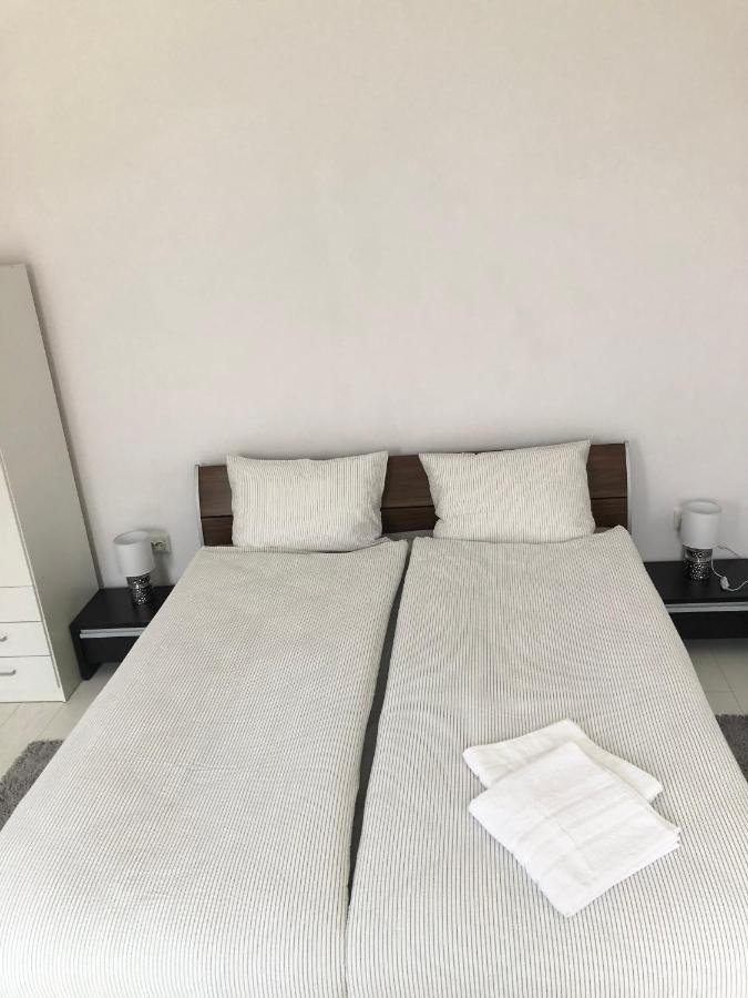 Smart Guesthouse Орадя Экстерьер фото