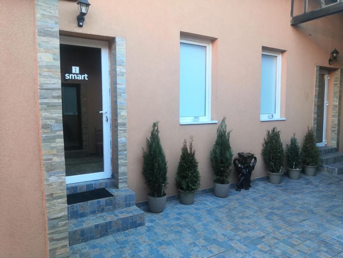 Smart Guesthouse Орадя Экстерьер фото