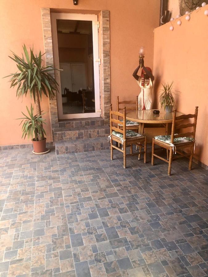 Smart Guesthouse Орадя Экстерьер фото