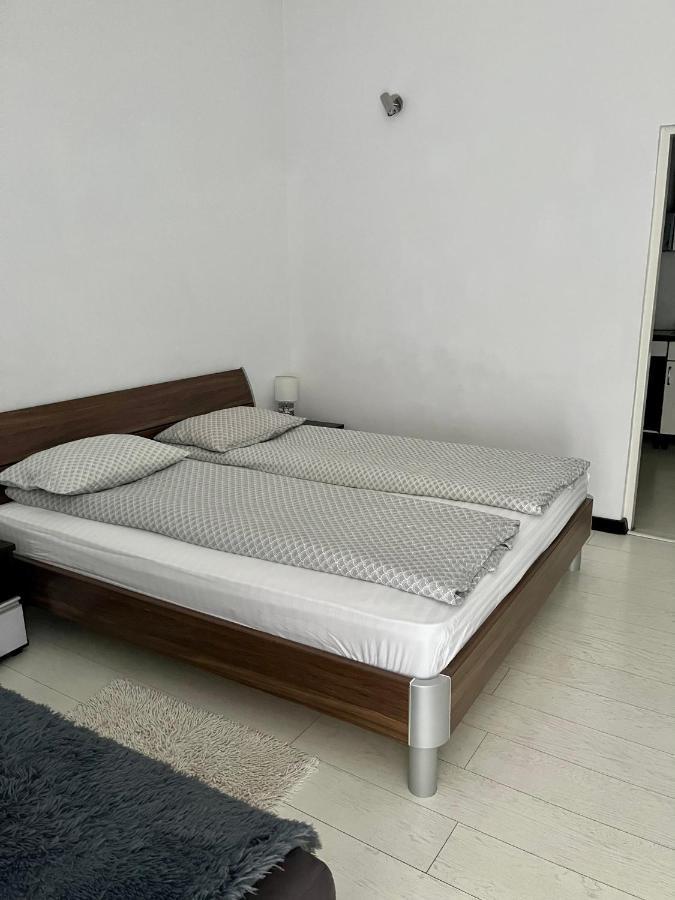 Smart Guesthouse Орадя Экстерьер фото