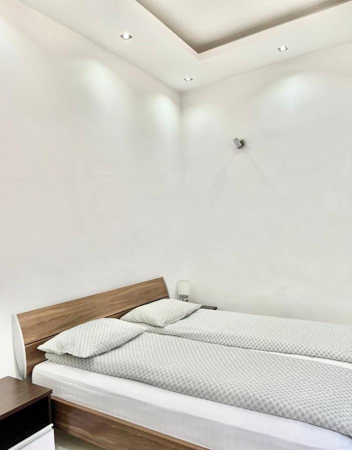 Smart Guesthouse Орадя Экстерьер фото