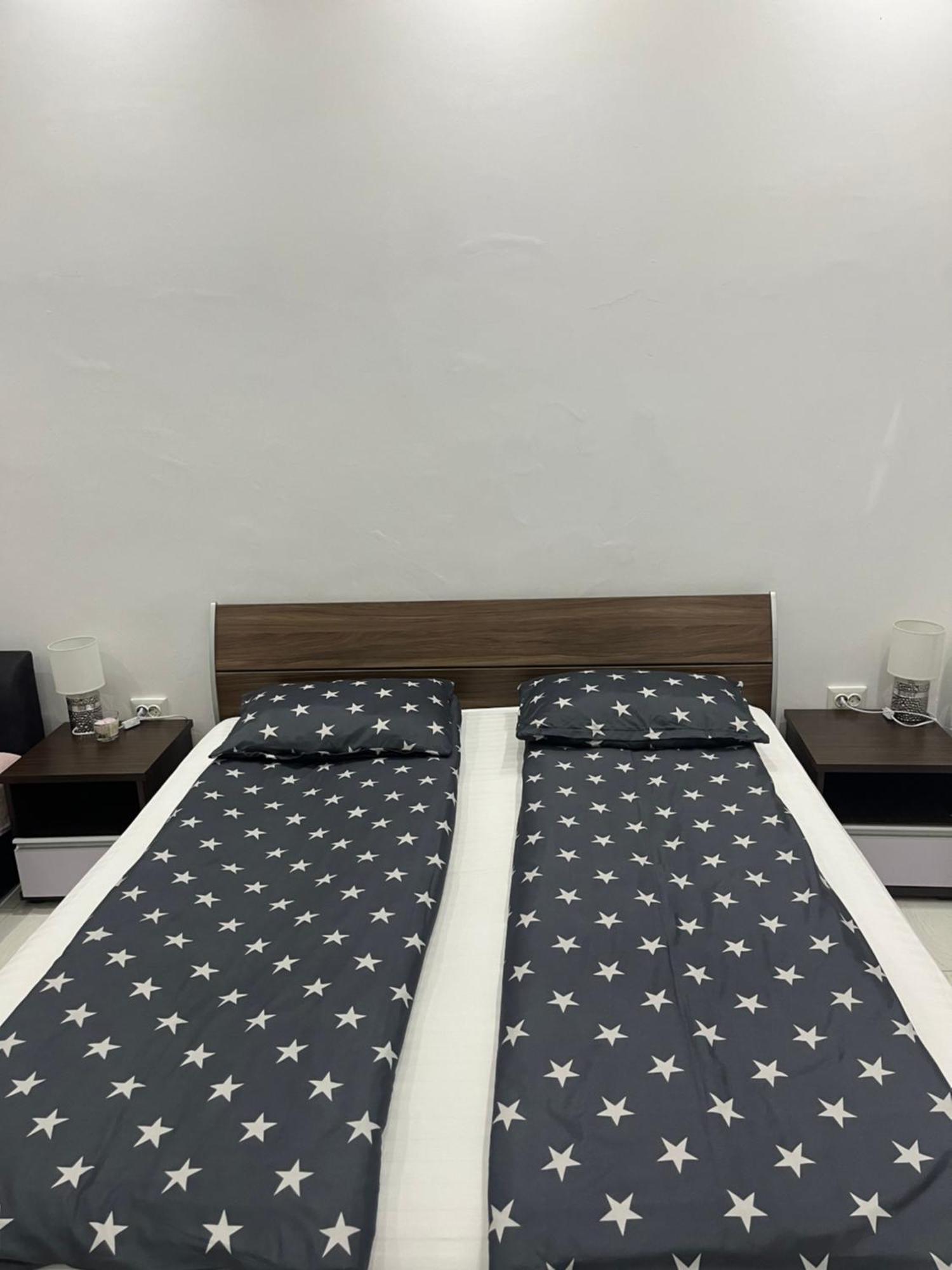 Smart Guesthouse Орадя Экстерьер фото