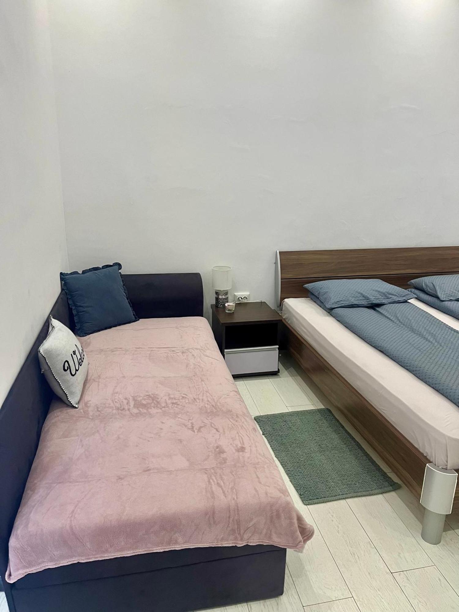 Smart Guesthouse Орадя Экстерьер фото